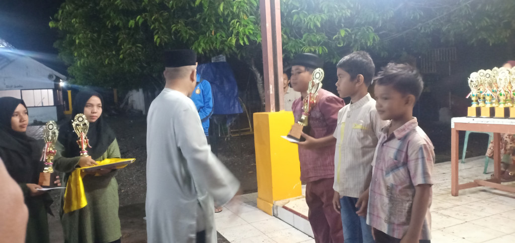 Pembagian piala kepada para juara MTQ tingkat Gampong Cot Seumeureung